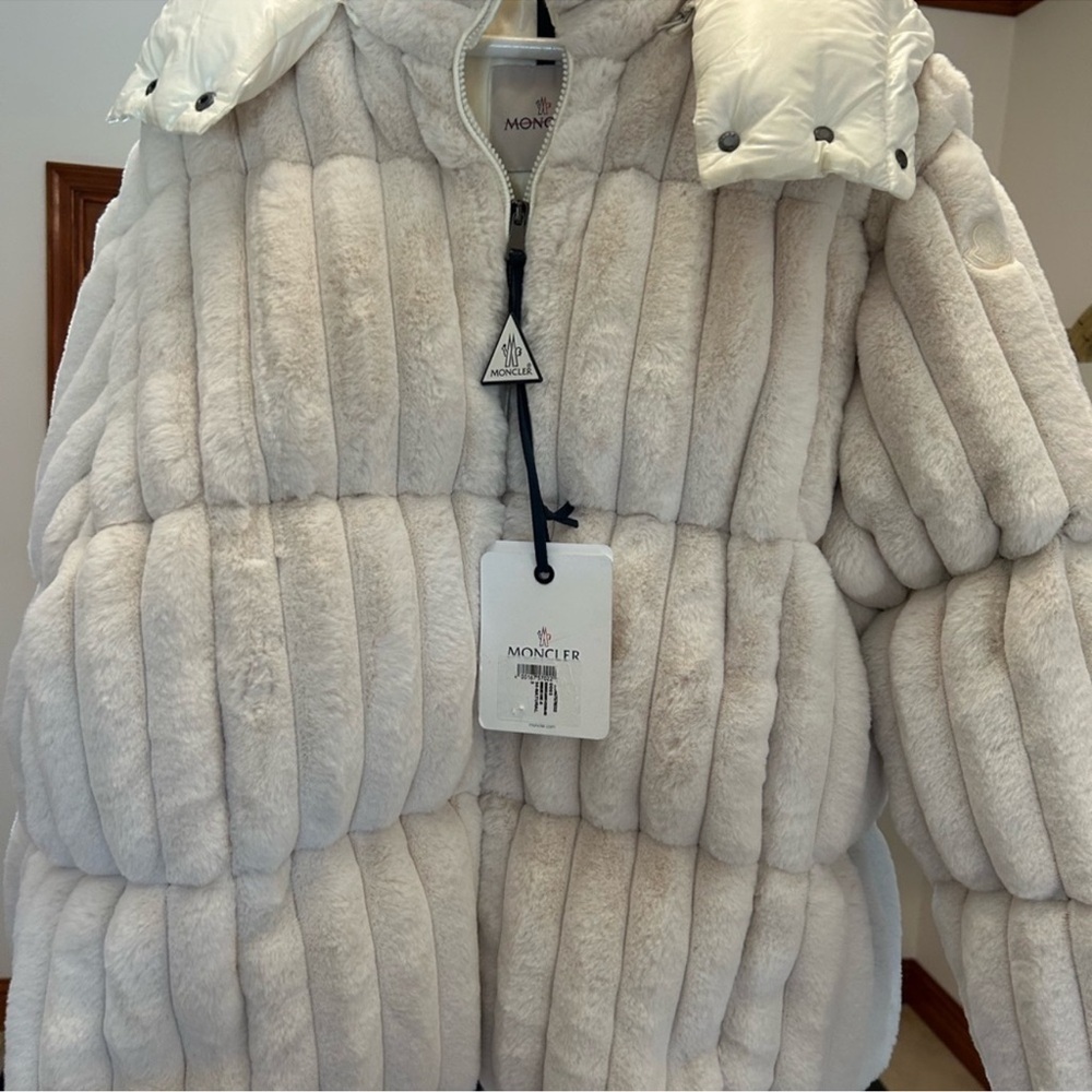 Montcler white fare faux fur detachable hood down jacket size 3NWT - Picture 5 of 16